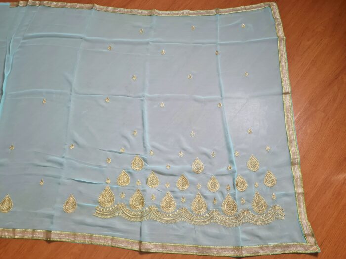 Saree indiano de crepe de seda verde água com dourado modelo Nilaya