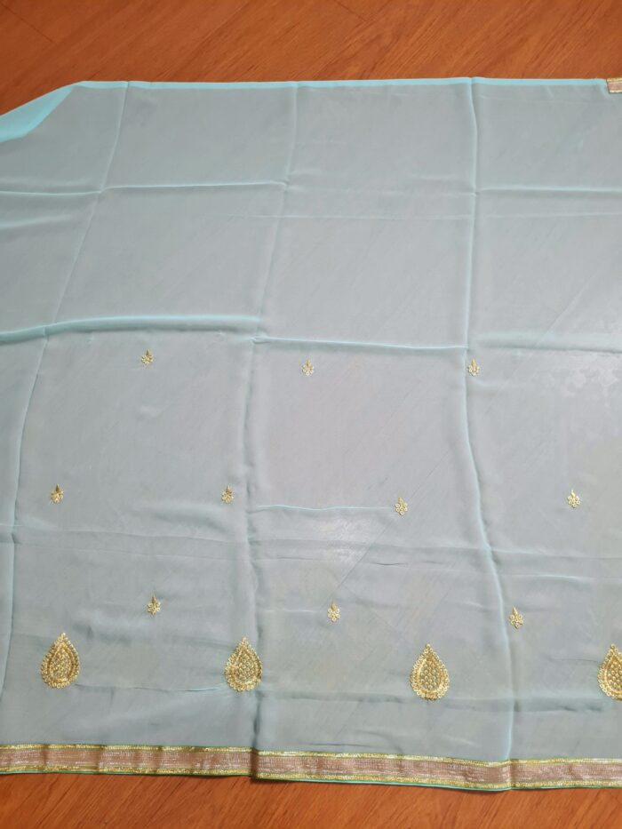 Saree indiano de crepe de seda verde água com dourado modelo Nilaya
