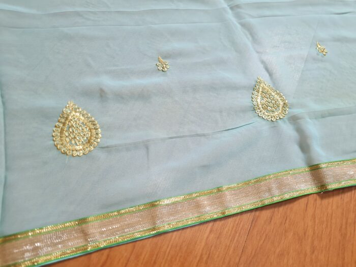 Saree indiano de crepe de seda verde água com dourado modelo Nilaya