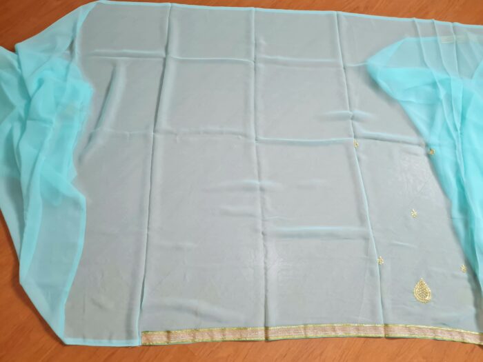 Saree indiano de crepe de seda verde água com dourado modelo Nilaya