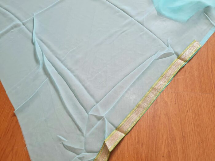 Saree indiano de crepe de seda verde água com dourado modelo Nilaya