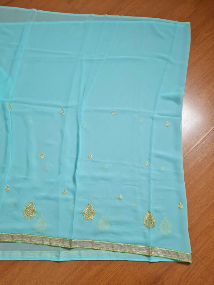 Saree indiano de crepe de seda verde água com dourado modelo Nilaya