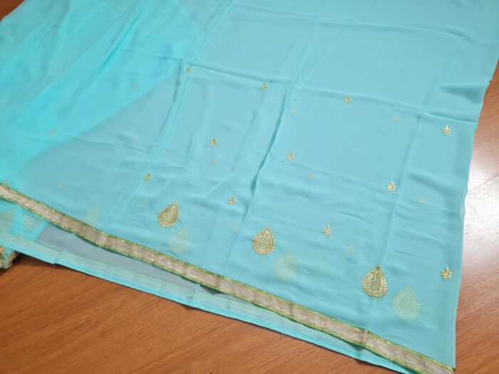 Saree indiano de crepe de seda verde água com dourado modelo Nilaya