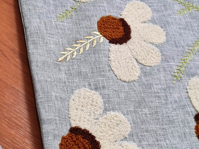 Capa de almofada indiana em viscolinho com bordados ponto russo