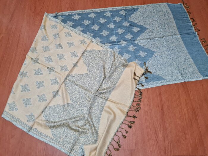 Echarpe indiana algodão com viscose dupla face de arabescos azul e creme