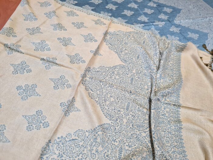 Echarpe indiana algodão com viscose dupla face de arabescos azul e creme