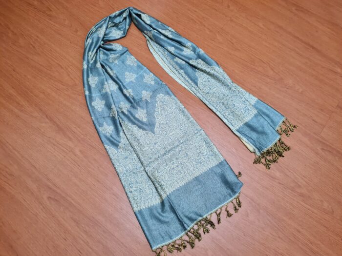 Echarpe indiana algodão com viscose dupla face de arabescos azul e creme