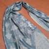 Echarpe indiana algodão com viscose dupla face de arabescos azul e creme