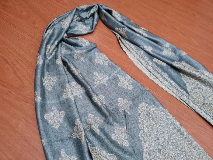 Echarpe indiana algodão com viscose dupla face de arabescos azul e creme