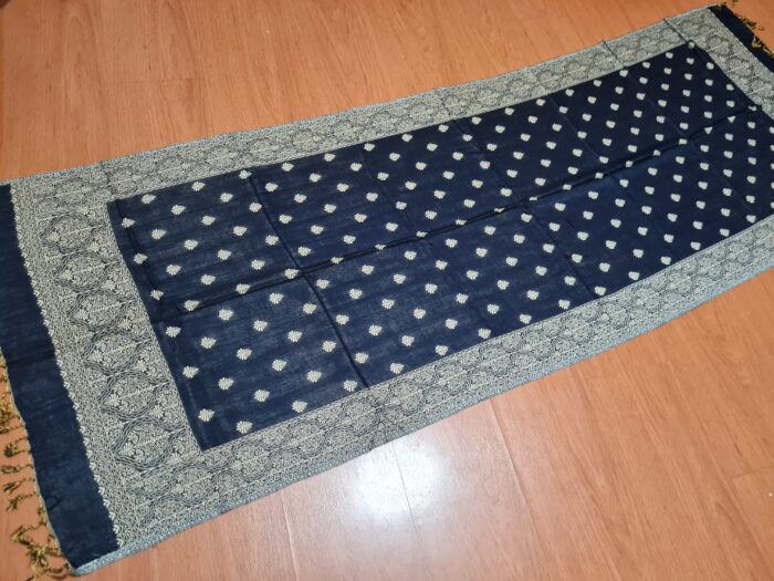 Echarpe indiana algodão com viscose dupla face de arabescos marinho e creme