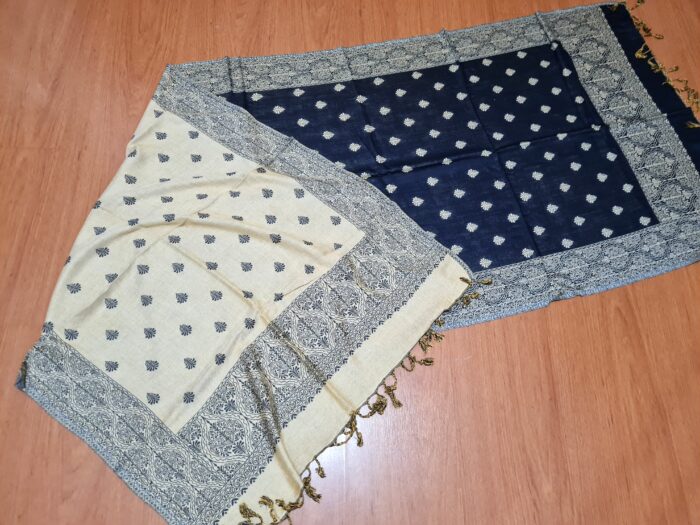 Echarpe indiana algodão com viscose dupla face de arabescos marinho e creme