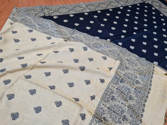 Echarpe indiana algodão com viscose dupla face de arabescos marinho e creme