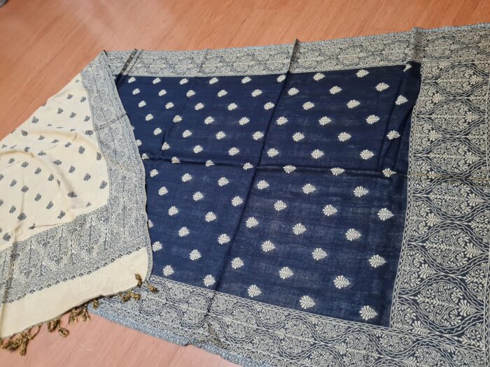 Echarpe indiana algodão com viscose dupla face de arabescos marinho e creme