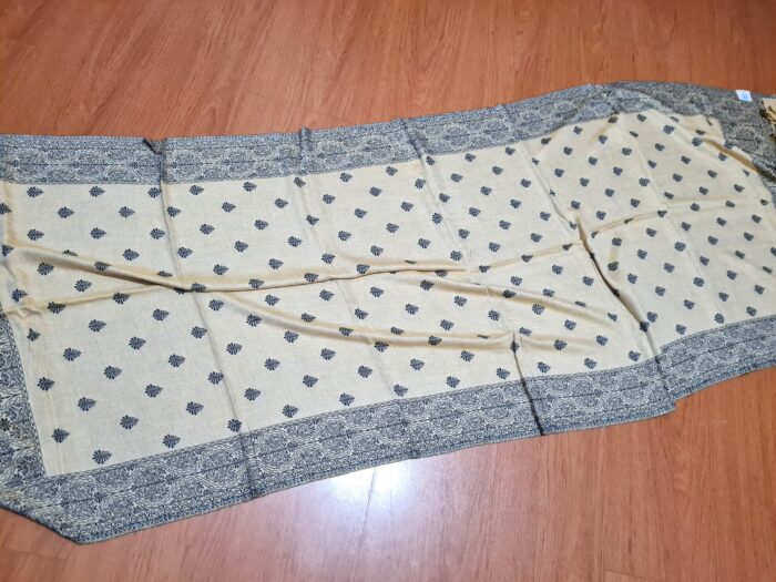 Echarpe indiana algodão com viscose dupla face de arabescos marinho e creme