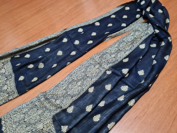 Echarpe indiana algodão com viscose dupla face de arabescos marinho e creme