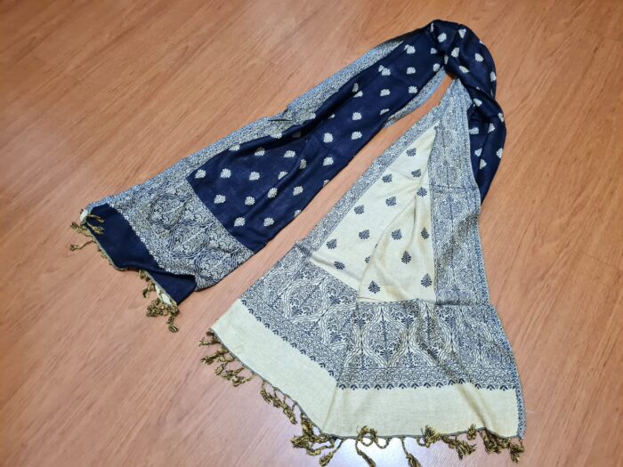 Echarpe indiana algodão com viscose dupla face de arabescos marinho e creme