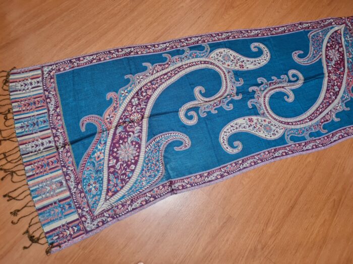 Echarpe indiana algodão com viscose estampa arabescos azul turquesa e uva