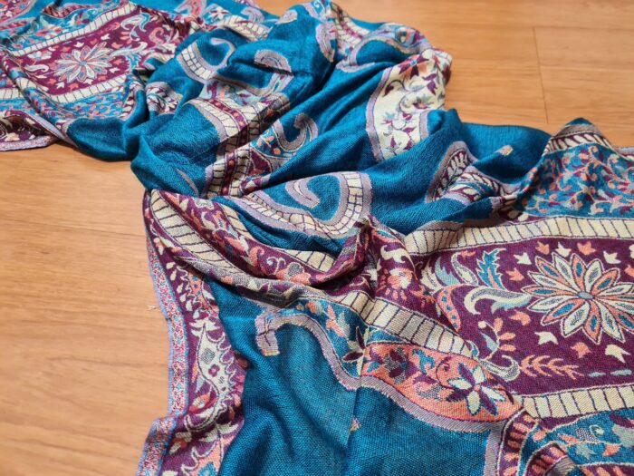 Echarpe indiana algodão com viscose estampa arabescos azul turquesa e uva