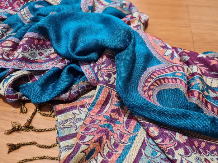 Echarpe indiana algodão com viscose estampa arabescos azul turquesa e uva