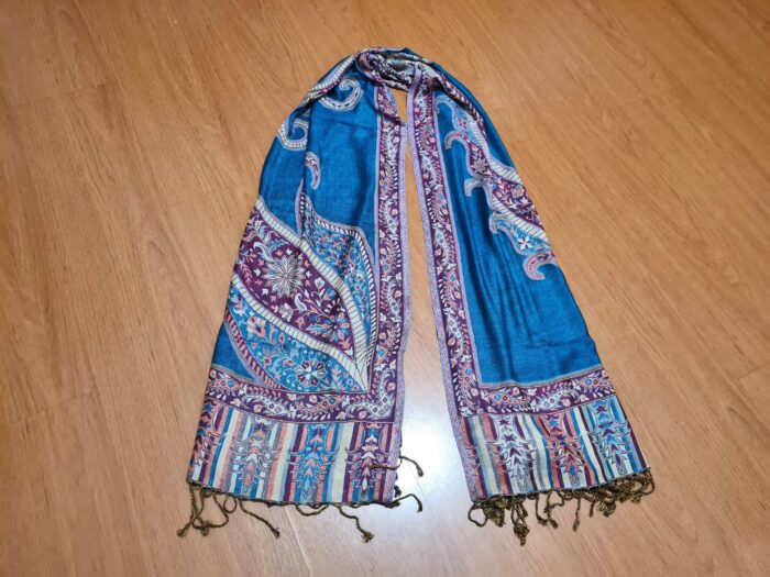 Echarpe indiana algodão com viscose estampa arabescos azul turquesa e uva