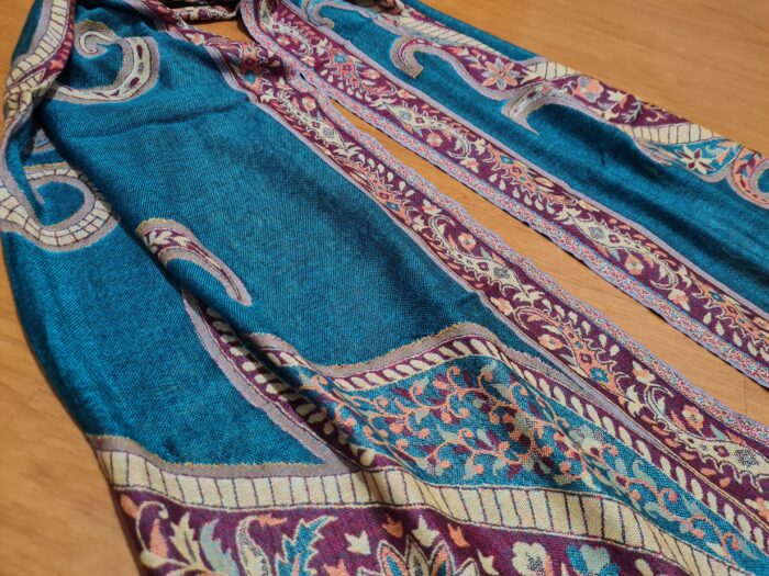Echarpe indiana algodão com viscose estampa arabescos azul turquesa e uva