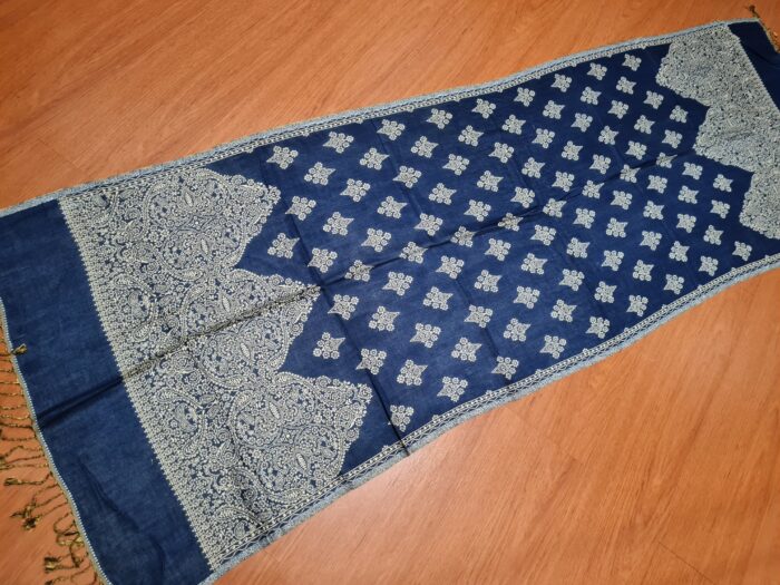 Echarpe indiana algodão com viscose dupla face de arabescos marinho e creme