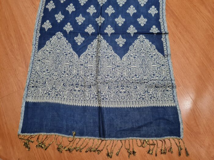Echarpe indiana algodão com viscose dupla face de arabescos marinho e creme