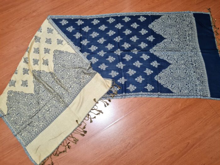 Echarpe indiana algodão com viscose dupla face de arabescos marinho e creme