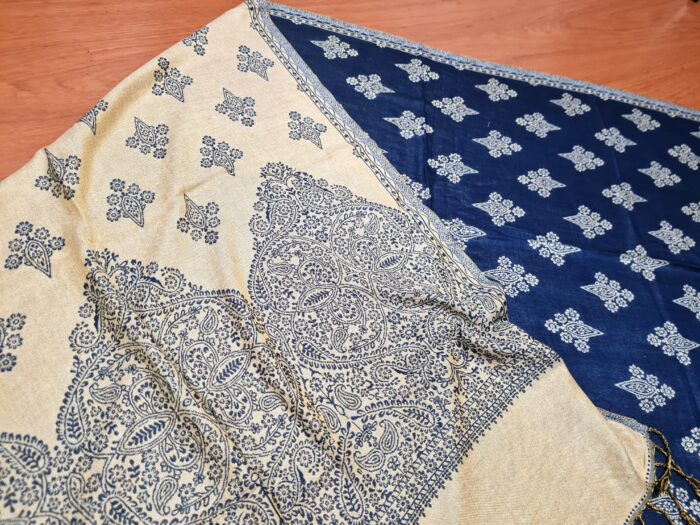 Echarpe indiana algodão com viscose dupla face de arabescos marinho e creme