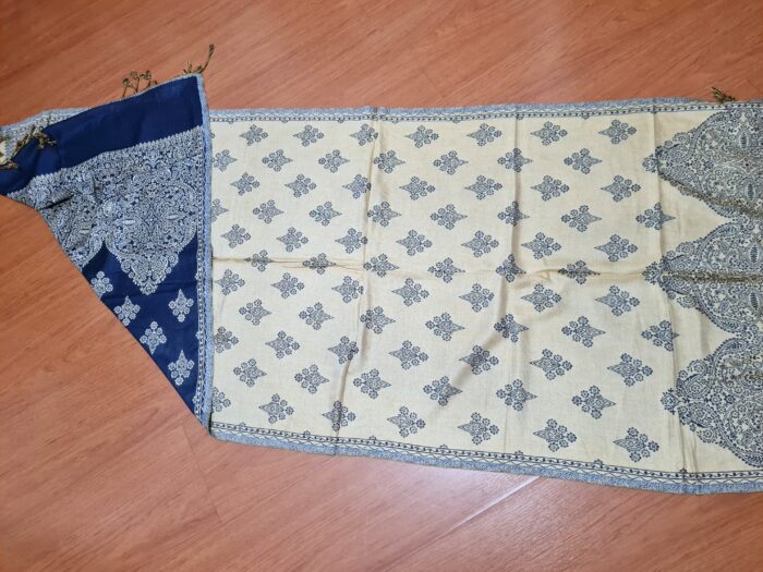 Echarpe indiana algodão com viscose dupla face de arabescos marinho e creme