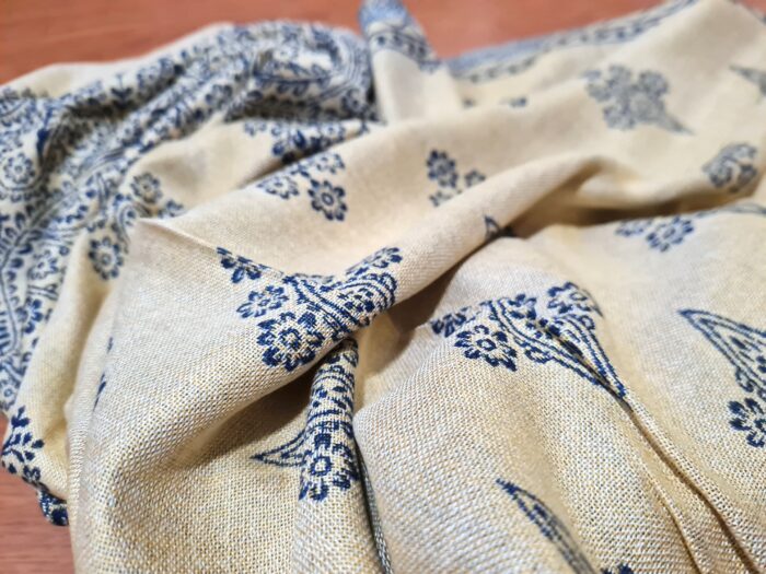 Echarpe indiana algodão com viscose dupla face de arabescos marinho e creme
