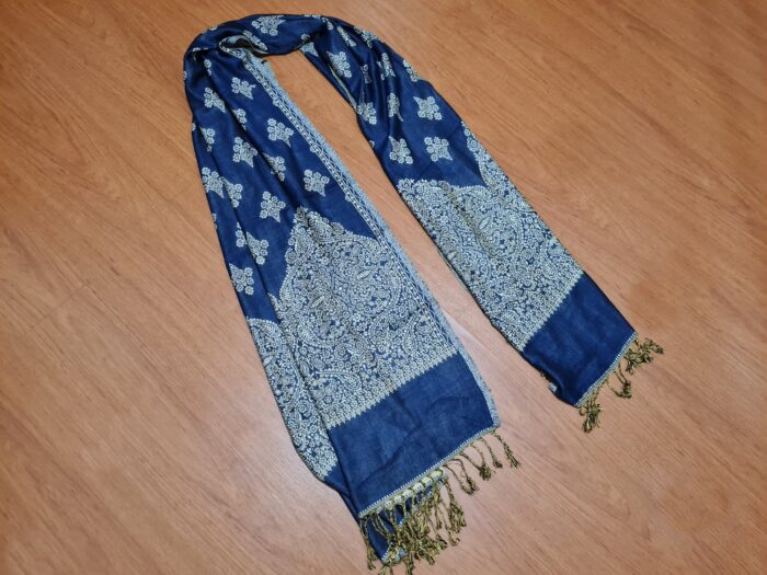 Echarpe indiana algodão com viscose dupla face de arabescos marinho e creme