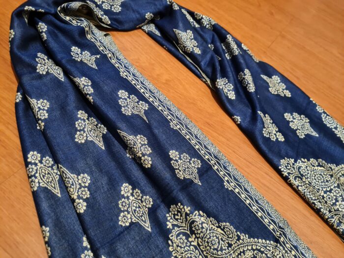 Echarpe indiana algodão com viscose dupla face de arabescos marinho e creme