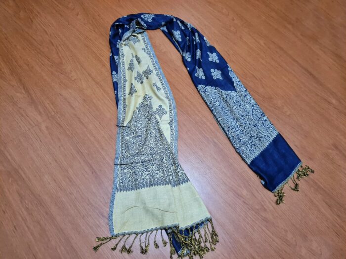 lenço indiano azul marinho e creme com paisleys