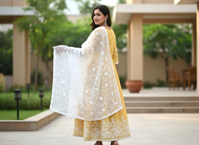 Dupatta branca bordada floral com renda Meera