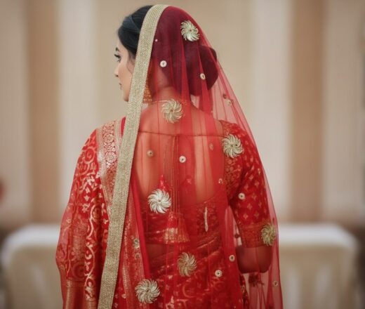 Dupatta vermelha e dourada de noiva com bordados dourados e pedras