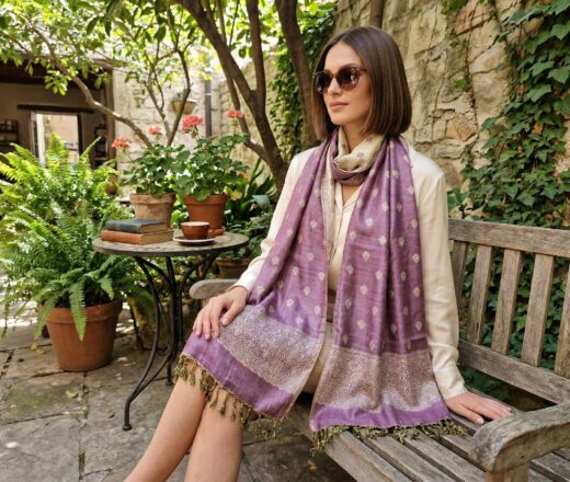 Echarpe indiana algodão com viscose dupla face de arabescos uva claro e creme