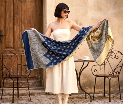 Echarpe indiana algodão com viscose dupla face de arabescos marinho e creme