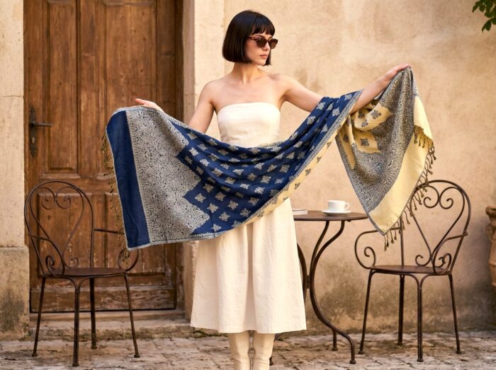 Echarpe indiana algodão com viscose dupla face de arabescos marinho e creme