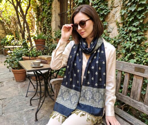 Echarpe indiana algodão com viscose dupla face de arabescos marinho e creme