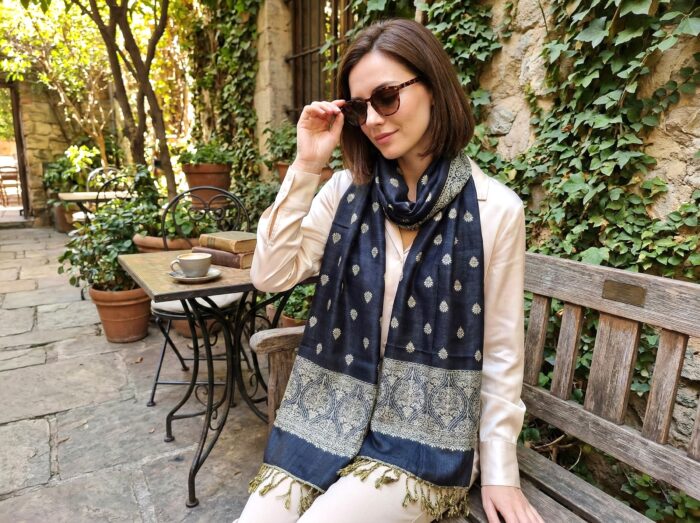 Echarpe indiana algodão com viscose dupla face de arabescos marinho e creme