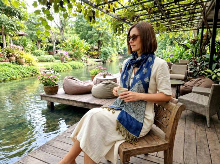 Echarpe indiana algodão com viscose dupla face de arabescos marinho e creme