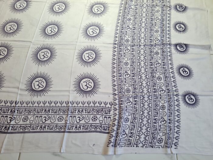 Chadar indiano (manto de oração) de OM e mantras branco com azul