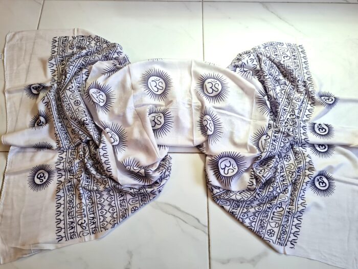 Chadar indiano (manto de oração) de OM e mantras branco com azul
