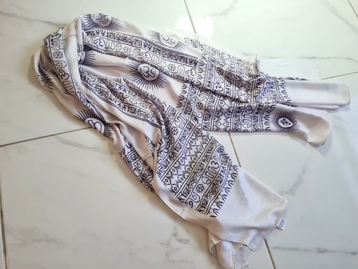 Chadar indiano (manto de oração) de OM e mantras branco com azul