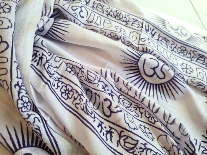 Chadar indiano (manto de oração) de OM e mantras branco com azul