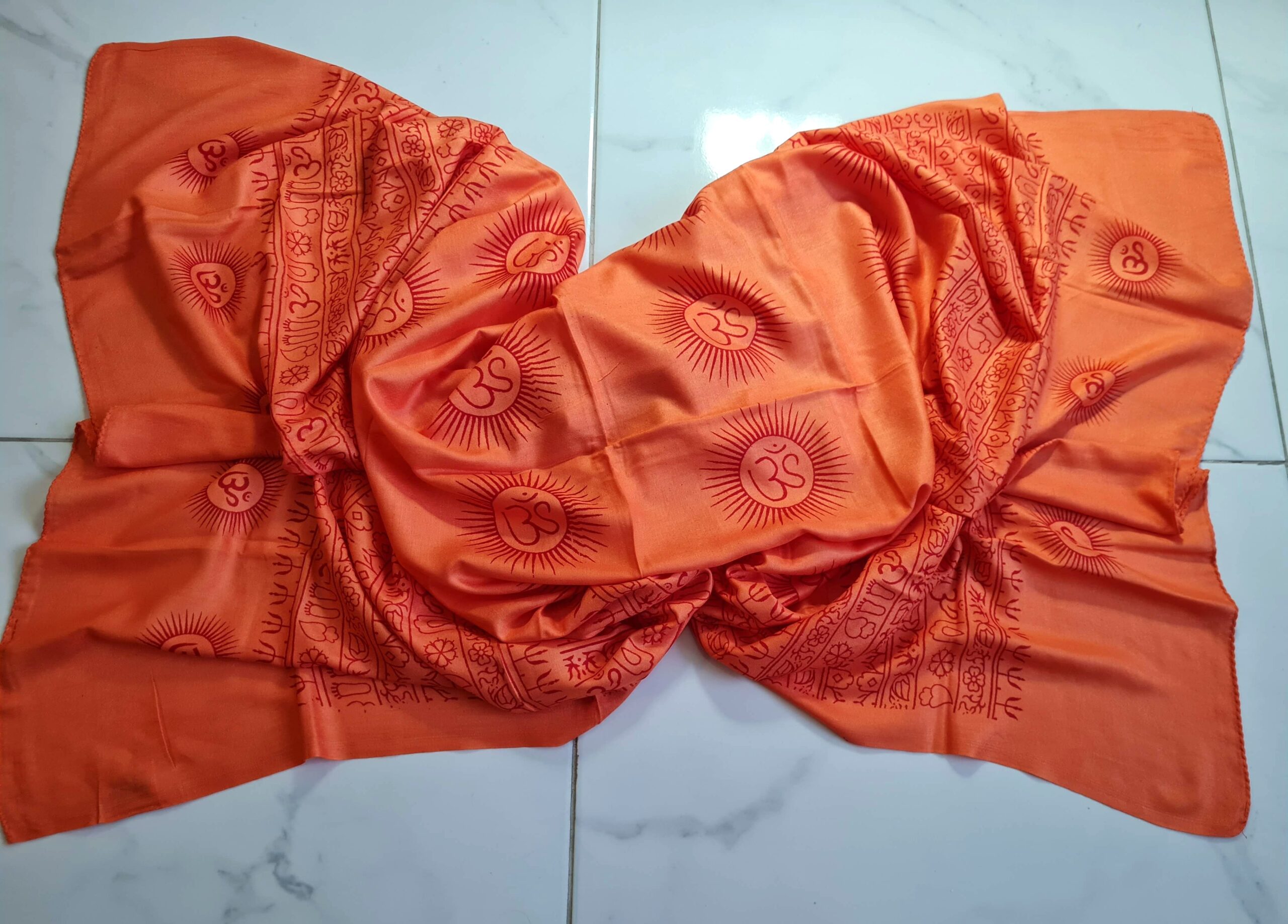 Chadar indiano (manto de oração) de OM e mantras laranja