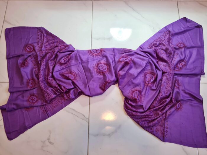 Chadar indiano (manto de oração) de OM e mantras roxo