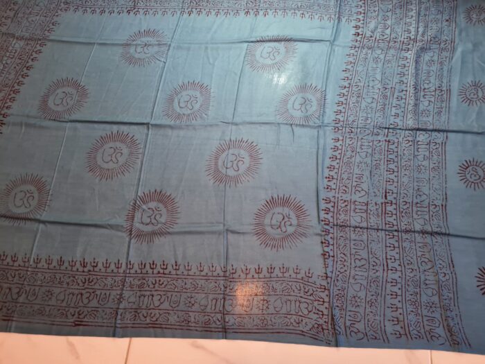 Chadar indiano (manto de oração) de OM e mantras azul queimado