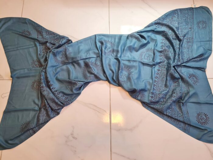 Chadar indiano (manto de oração) de OM e mantras azul queimado